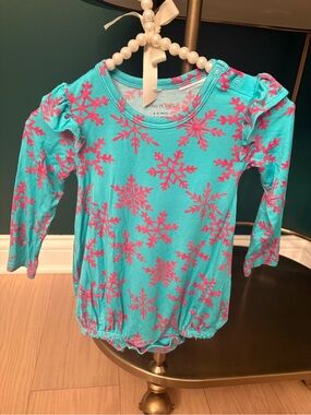 Posh Peanut Turquoise Long-Sleeve Snowflake Bodysuit - Pink Snowflakes
